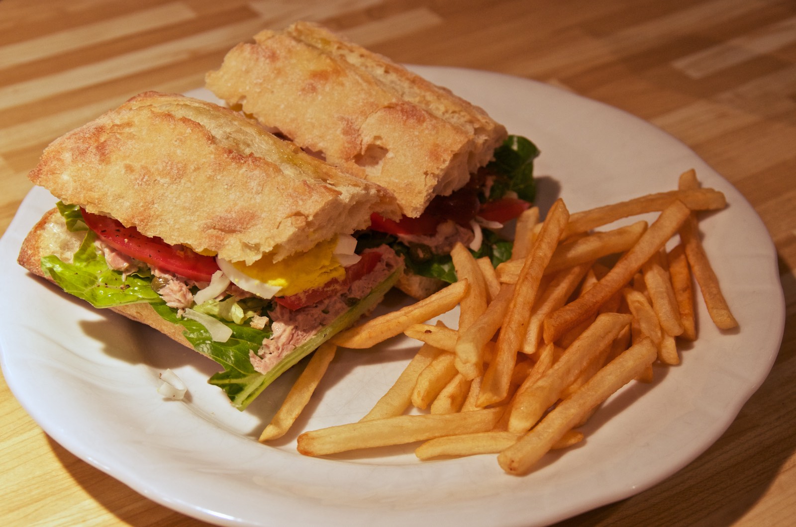 Sandwich Niçois Fait Avec Du Pain Rond Pan Bagnat niçois | Les recettes d'enfer de Pierre